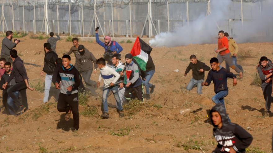 Choques entre fuerzas israelíes y manifestantes palestinos en la Franja de Gaza, 22 de marzo de 2019. (Foto: AFP)