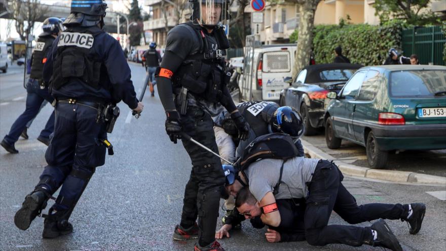 Policía francesa choca con chalecos amarillos y detiene a decenas