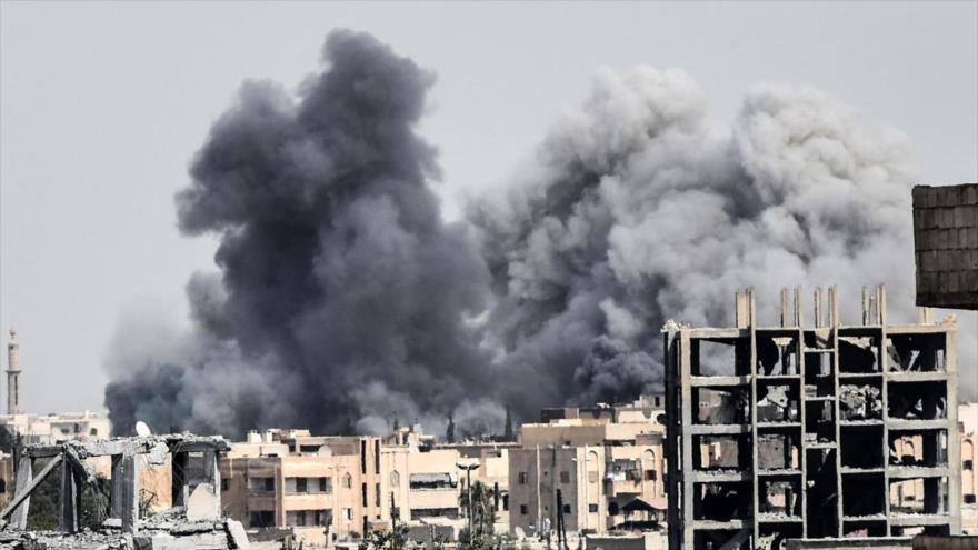 Un ataque aereo de la coalición anti-Daesh contra una zona en la ciudad siria de Al-Raqa.