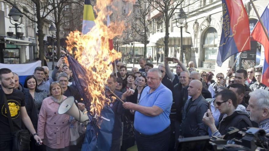Serbios queman bandera de OTAN por bombardeo a Yugoslavia | HISPANTV