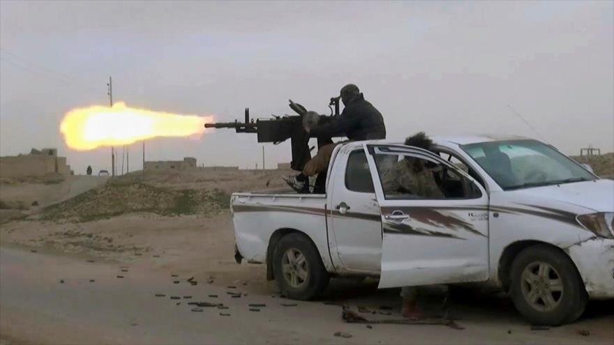Un terrorista EIIL dispara contra las posiciones de milicias kurdo-sirias en la provincia oriental siria de Deir Ezzor, 18 de enero de 2019. (Foto: AP)