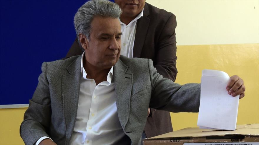 El presidente de Ecuador, Lenín Moreno, emite su voto en las elecciones locales de su país, Quito, 24 de marzo de 2019. (Fuente: AFP)