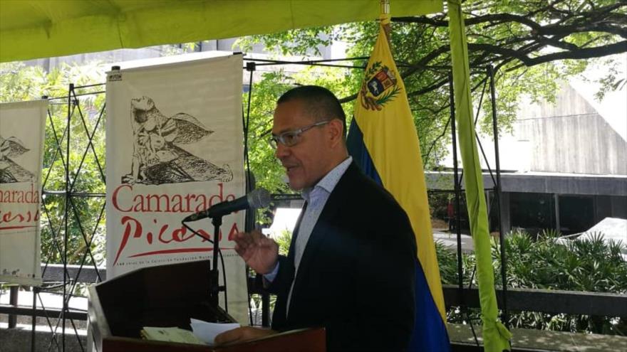 EL ministro de cultura venezolano, Ernesto Villegas, en el evento de la clausurada de la exposición Camarada Picasso en Caracas (capital de Venezuela)