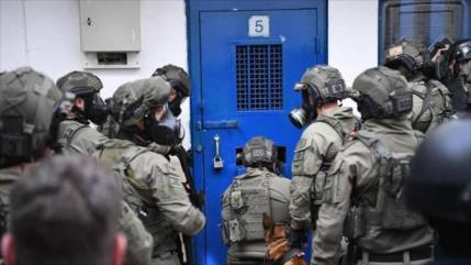 15 presos palestinos, heridos en ataque de guardianes israelíes