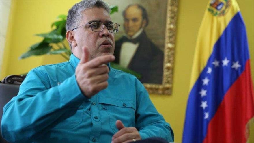 El dirigente del gobernante Partido Socialista Unido de Venezuela (PSUV), Elías Jaua, da un discurso en Caracas.