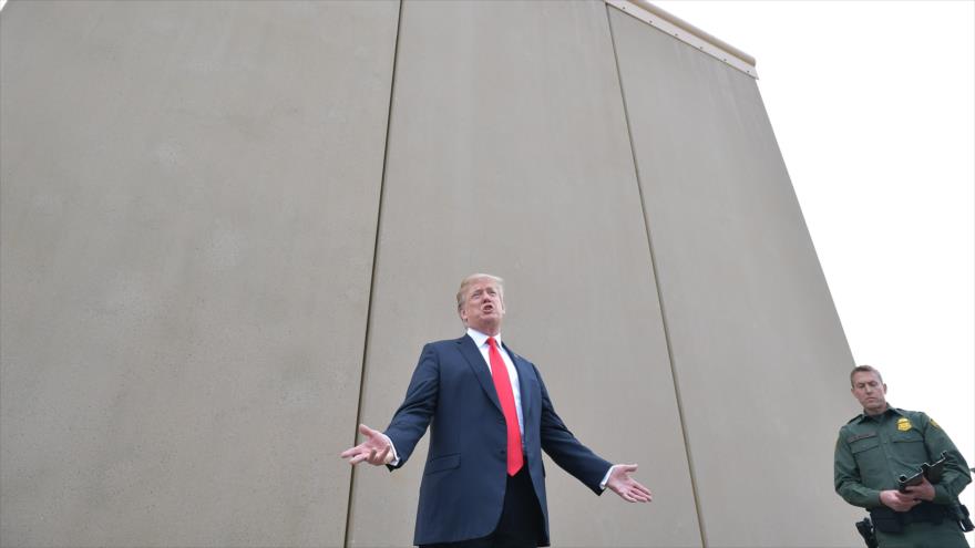 El presidente de EE.UU., Donald Trump inspecciona prototipos del muro fronterizo en San Diego, California, 13 de marzo de 2019. (Foto: AFP)