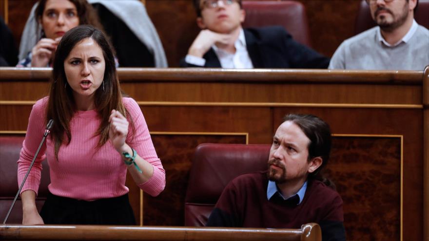 El líder del partido español Podemos, Pablo Iglesias, junto con el portavoz adjunta del partido, Ione Belarra.