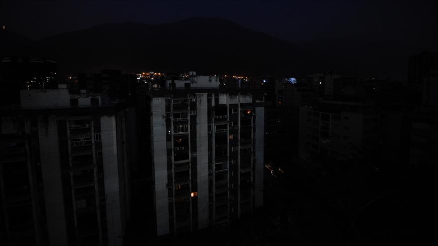 Calles oscuras por apagón eléctrico en Caracas, capital de Venezuela, 26 de marzo de 2019. (Foto: AFP)