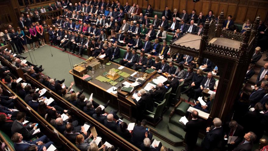 Una sesión del Parlamento británico en la que participa la premier Theresa May, Londres, 27 de marzo de 2019. (Foto. AFP)