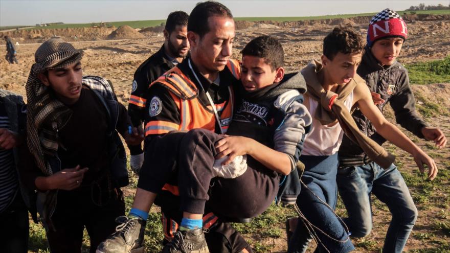 Un paramédico palestino traslada a un niño herido por disparos israelíes durante manifestaciones en la Franja de Gaza, 4 de enero de 2019. (Foto: AFP)