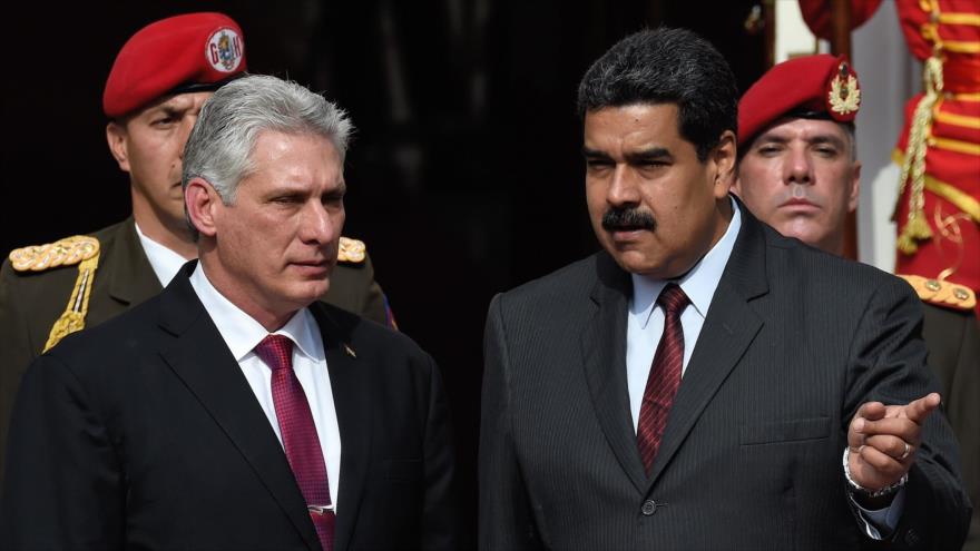 El presidente cubano, Miguel Díaz-Canel (izda.), y su par venezolano, Nicolás Maduro, durante una reunión en Caracas, 30 de mayo de 2018. (Foto: AFP)