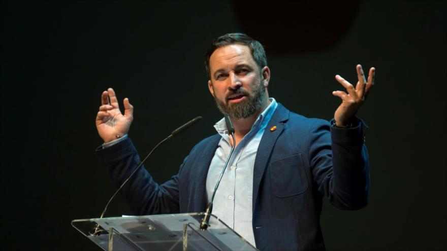 El presidente de Vox, Santiago Abascal, habla en el mitin político celebrado en Santander, 28 de marzo de 2019.