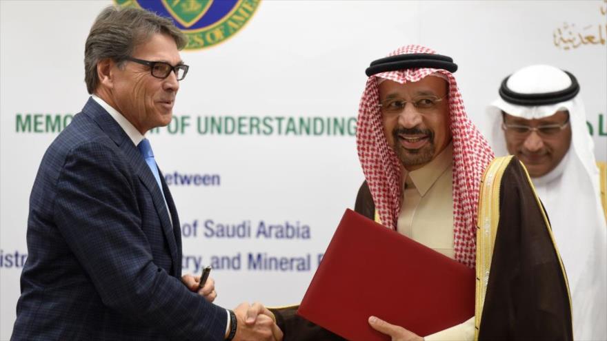 El secretario de Energía de EE.UU., Rick Perry (izda), y el ministro de Energía saudí, Jaled al-Falih, se saludan en Riad, 4 de diciembre de 2017.