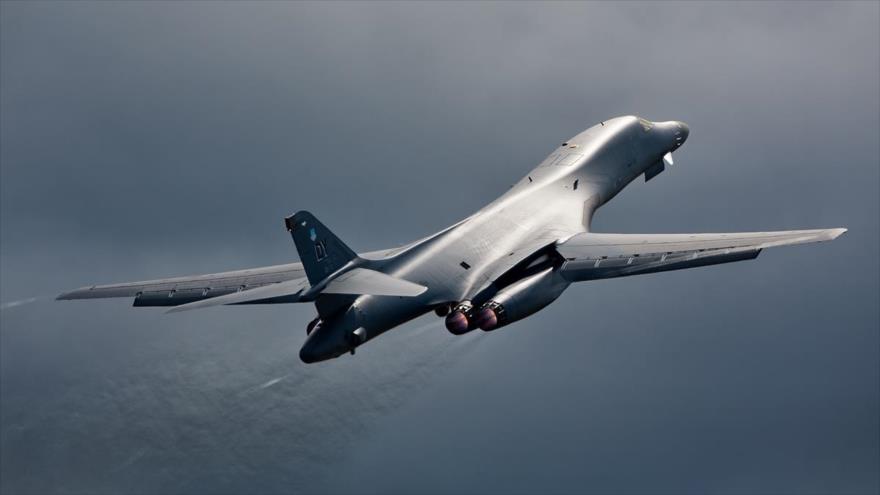 Un bombardero estratégico B-1B de EE.UU. en pleno vuelo.