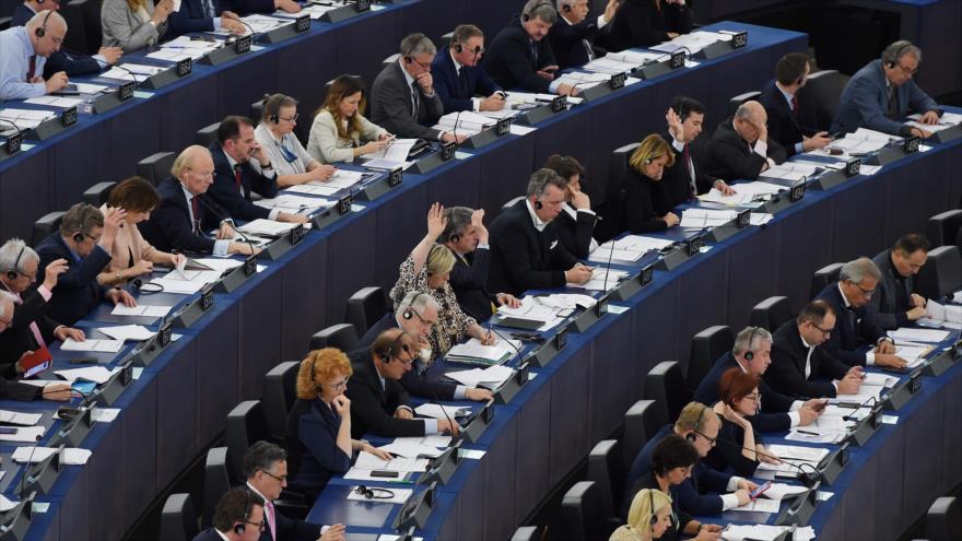 Miembros del Parlamento Europeo votan en una sesión del bloque regional, Estrasburgo, Francia, 26 de marzo de 2019. (Foto: AFP)