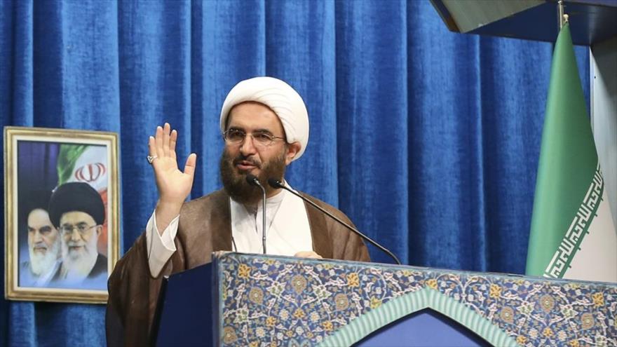 El hoyatolislam Mohamad Yavad Hach Ali Akbari, Imam del rezo del viernes de Teherán, capital de Irán, ofrece su sermón, 29 de marzo de 2019.