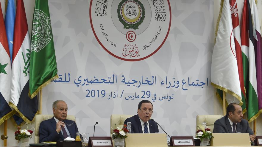 El secretario general de la Liga Árabe, Ahmed Aboul Gheit (izq.), en una reunión ministerial del bloque en Túnez, 29 de marzo de 2019. (Foto: AFP)
