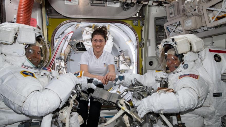 Astronautas de la NASA a bordo de la EEI en trajes antes de empezar una caminata espacial, 22 de marzo de 2019. (Foto: AFP)