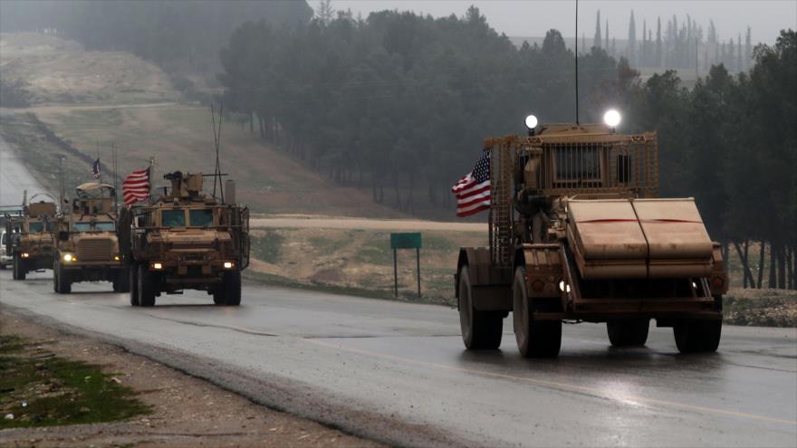 Un convoy militar estadounidense en las afueras de la ciudad de Manbij, en el norte de Siria, 30 de diciembre de 2018. (Foto: AFP)