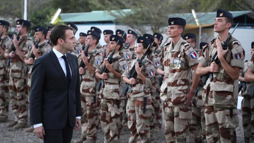El presidente francés, Emmanuel Macron, supervisa el centro de comando de Barkhane en Yamena (capital de Chad), 22 de diciembre de 2018. (Foto: AFP)