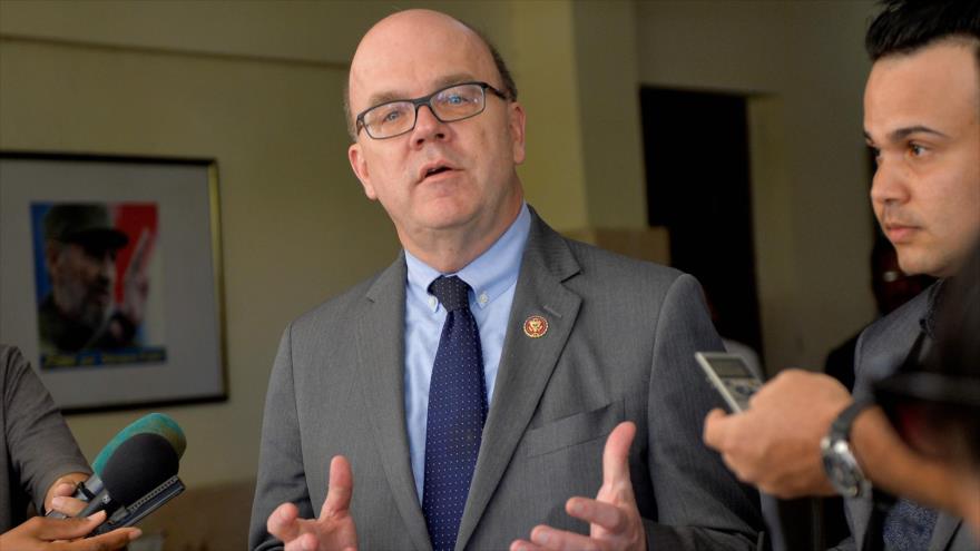 El diputado demócrata James McGovern en una rueda de prensa tras una reunión con estudiantes cubanos, 29 de marzo de 2019. (Foto: AFP)