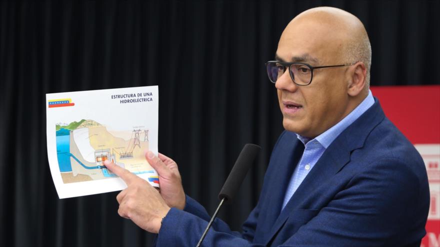 El ministro de Comunicación de Venezuela, Jorge Rodríguez, muestra una imagen de una planta hidroeléctrica, 28 de marzo de 2019. (Foto: AFP)