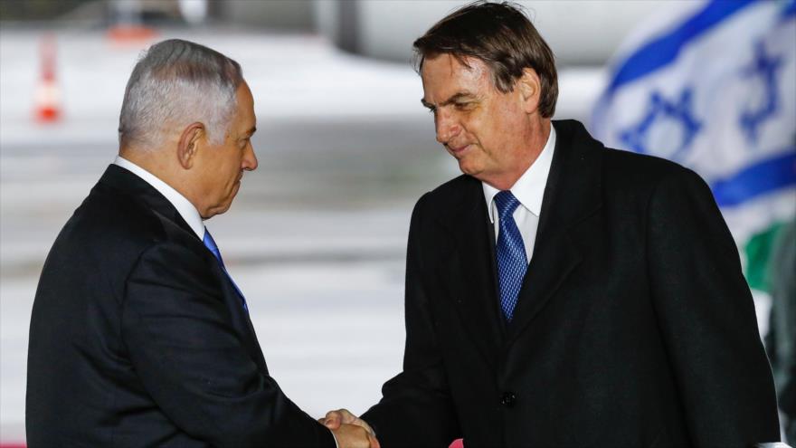 El primer ministro israelí, Benjamín Netanyahu, recibe al presidente brasileño, Jair Bolsonaro, a su llegada a Tel Aviv, 31 de marzo de 2019. Foto (AFP)