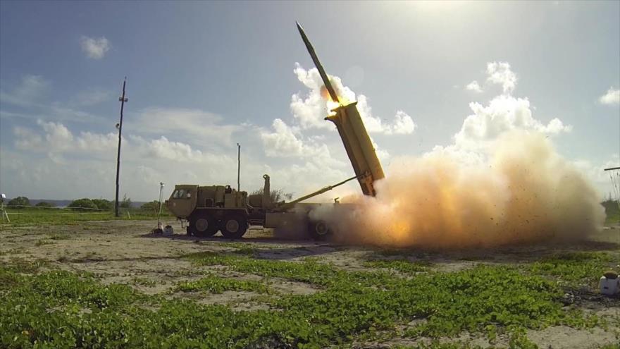 Un sistema de Defensa Terminal de Área a Gran Altitud (THAAD, en inglés) de EE.UU. durante un evento de prueba en la Isla Wake, 1 de noviembre de 2015.
