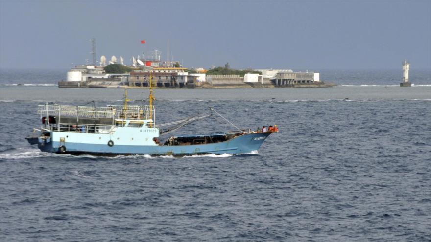 Un barco chino navega por el arrecife Fiery Cross Reef, en el archipiélago Spratly en el mar de la China Meridional.