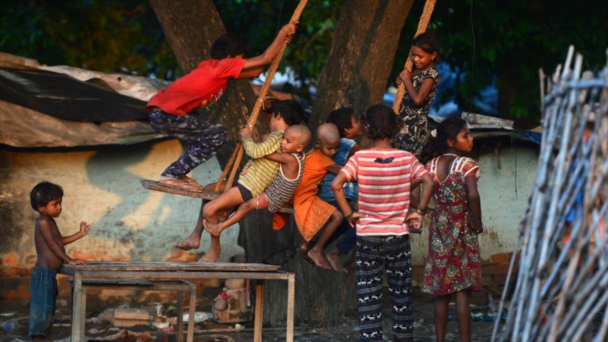 Niños juegan en un columpio en la localidad de Allahabad, en el sur del estado nororiental de Uttar Pradesh, La India, 9 de agosto de 2018. (Foto: AFP)