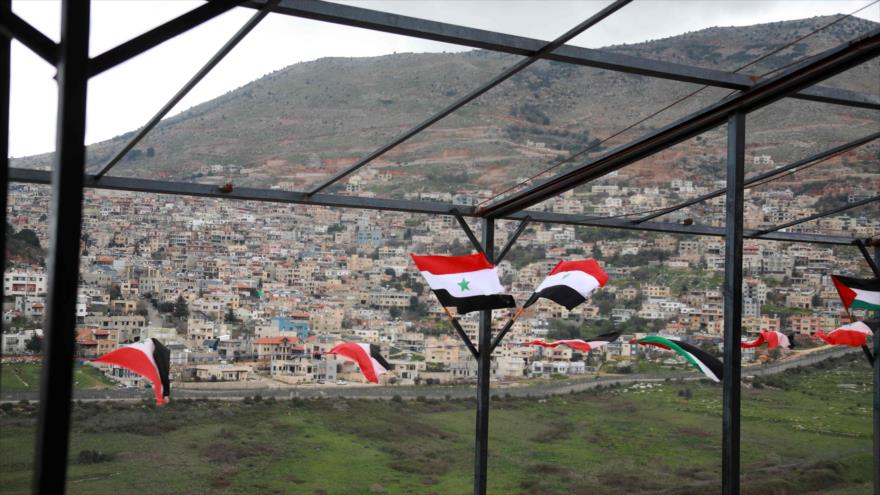 Una fotografía tomada desde Ain al-Tineh (Siria) muestra la ciudad de Majdal Shams, en los ocupados altos del Golán, 26 de marzo de 2019. (Foto: AFP)