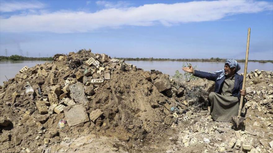 Un ciudadano iraní muestra escombros de su casa ya destruida por las inundaciones, Ahvaz, 2 de abril de 2019. (Foto: IRNA)