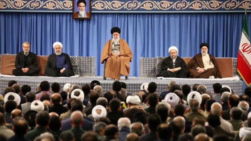 El Líder de Irán, el ayatolá Seyed Ali Jamenei, se reúne con los funcionarios persas en Teherán, 3 de abril de 2019. (Foto: Leader.ir)