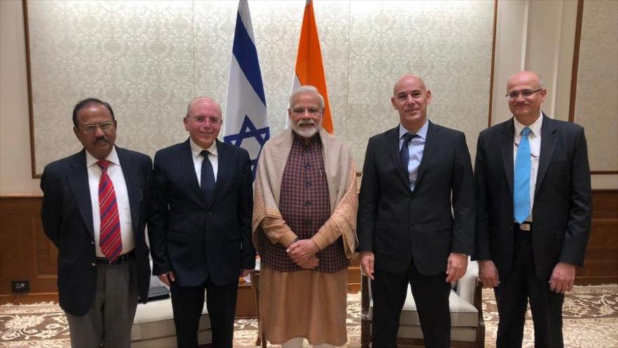 El jefe del consejo de seguridad nacional israelí, Meir Ben Shabat (2º izda.), y miembros de su delegación junto al primer ministro indio, enero de 2019.