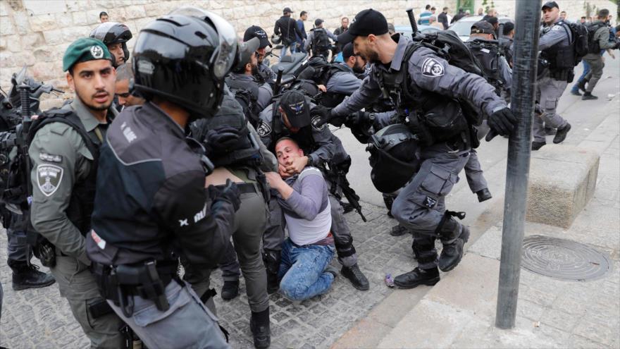 Fuerzas israelíes detienen a un palestino en la ciudad de Al-Quds (Jerusalén), 12 de marzo de 2019. (Foto: AFP)