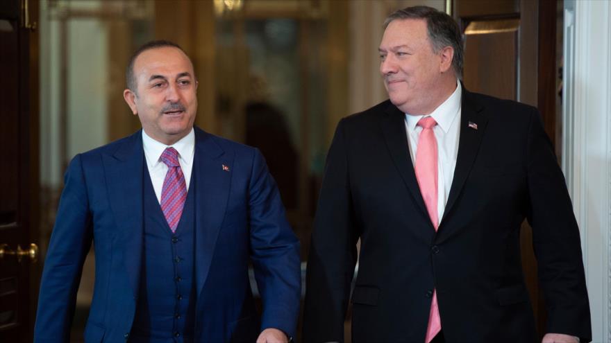 El canciller de Turquía, Mevlut Cavusoglu (izda.), y el secretario de Estado de EE.UU., Mike Pompeo, en Washington. 3 de abril de 2019. (Foto: AFP)