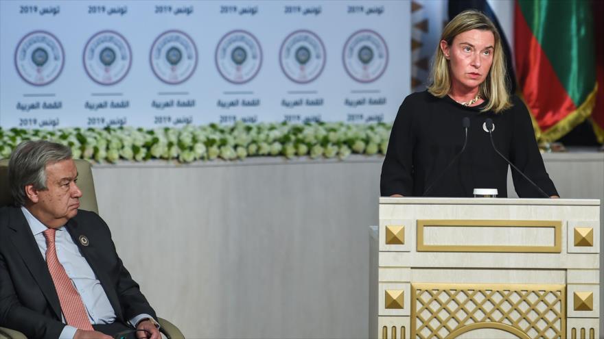 La jefa de la diplomacia de la Unión Europea (UE), Federica Mogherini, habla en la cumbre de la Liga Árabe en Túnez, 31 de marzo de 2019. (Foto: AFP)