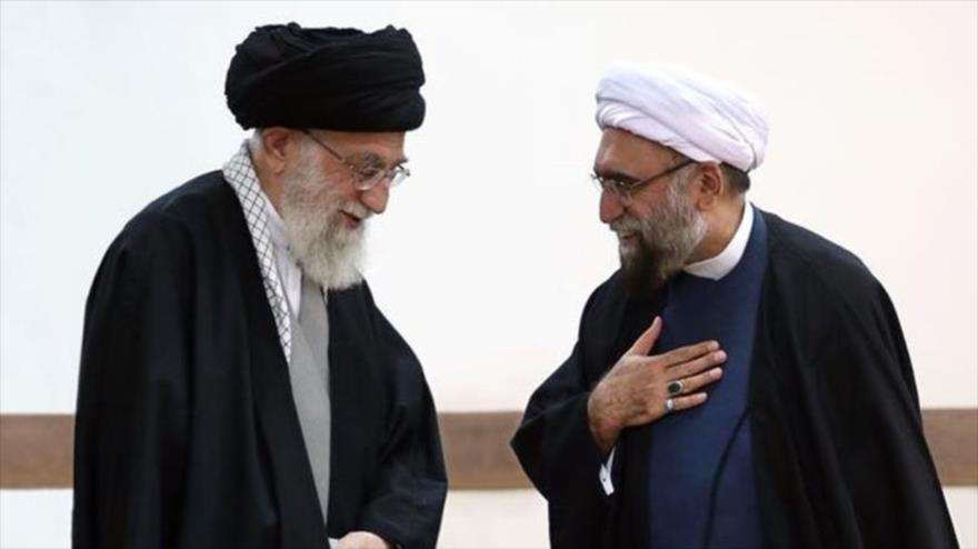El líder de la Revolución Islámica de Irán, el ayatolá Seyed Ali Jamenei (izda.), recibe al hoyatolislam Ahmad Marwi.