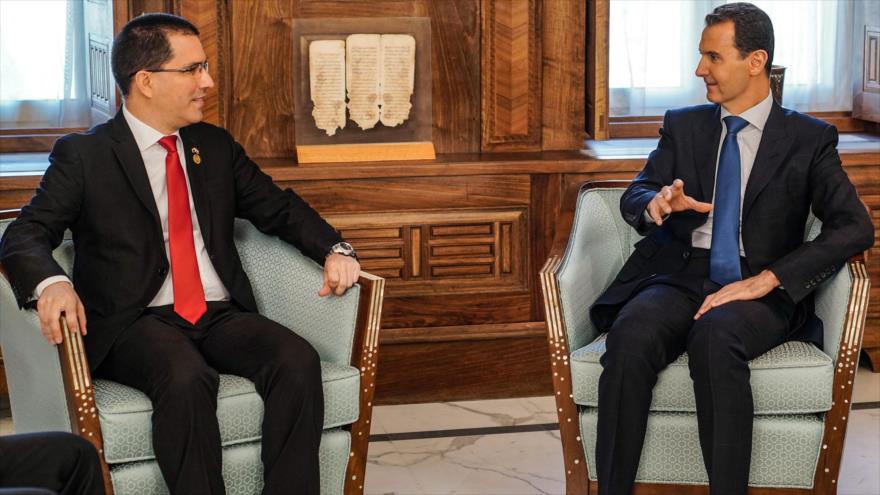 El presidente de Siria, Bashar al-Asad (dcha.), se reúne con el canciller venezolano, Jorge Arreaza, en Damasco, 4 de abril de 2019. (Foto: AFP)
