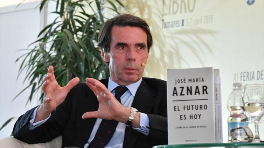 El expresidente del Gobierno español José María Aznar presenta su libro en una feria en Sevilla, 4 de abril de 2019.