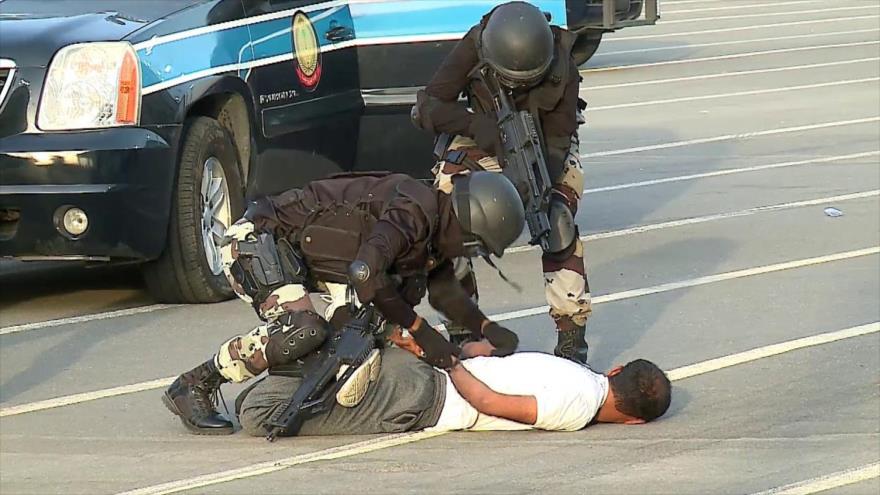 Policía de Arabia Saudí se entrena en técnicas de detención.