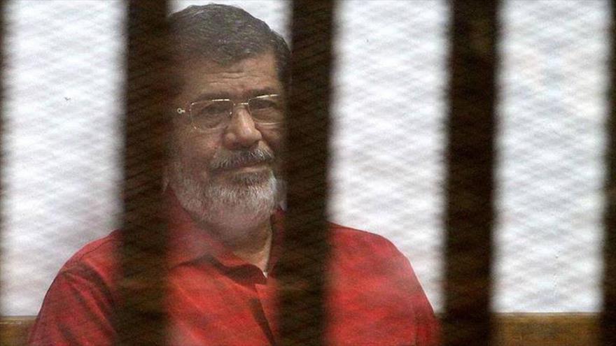 El expresidente egipcio Muhamad Mursi, durante la sesión del juicio en un tribunal ubicado en la Academia de Policía en El Cairo, en 2016.