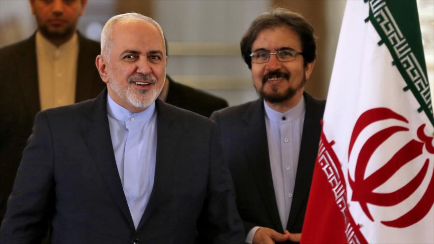 El canciller iraní, Mohamad Yavad Zarif (izda.) llega a una rueda de prensa en Teherán, capital, 13 de febrero de 2019. (Foto: AFP)