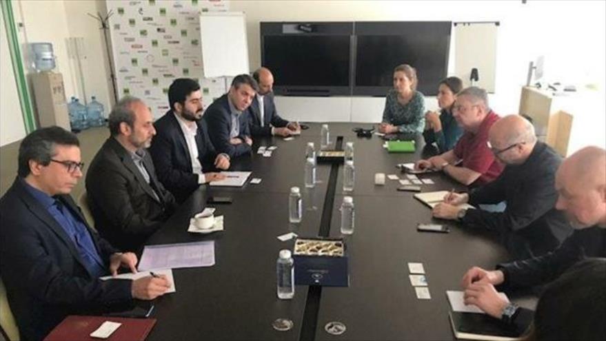 Peyman Yebeli (2.º izq.), jefe del Servicio Exterior de IRIB de Irán, se reúne con la delegación rusa en Moscú, 5 de abril de 2019. (Foto: IRIB news)