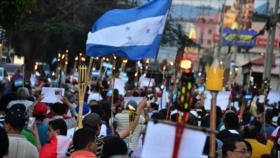 Miles hondureños marchan con antorchas y piden dimisión de JOH