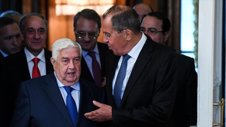 El canciller ruso, Serguéi Lavrov (dcha.) y su par sirio, Walid al-Moalem, en Moscú, 30 de agosto de 2018. (Foto: AFP)