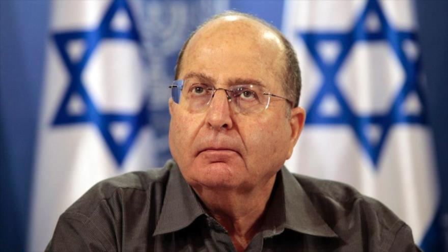 El exministro israelí para asuntos militares Moshe Yaalon comparece ante la prensa en Tel Aviv.