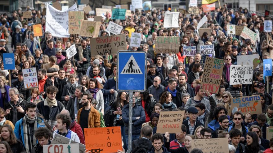 Suizos vuelven a protestar contra el cambio climático | HISPANTV