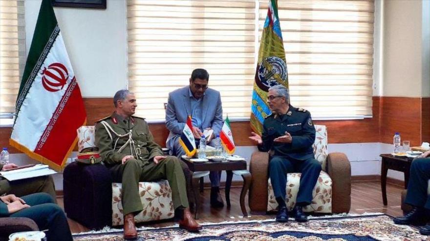 El jefe del Estado Mayor de las Fuerzas Armadas de Irak, el teniente general Othman al-Ghanemi, en una reunión con su homólogo iraní, Mohamad Baqeri.