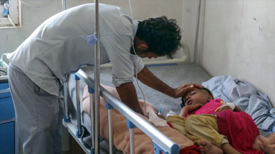 Un niño yemení, que padece cáncer, yace en la cama de un hospital en Taez, al suroeste de la capital de Yemen, Saná, 11 de marzo de 2019. (Foto: AFP)